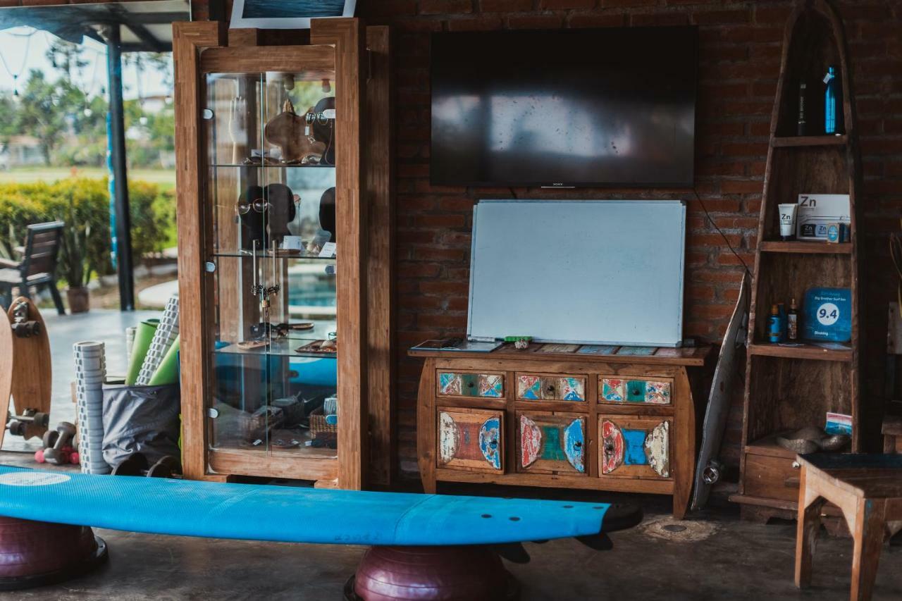 Big Brother Surf Inn Canggu  Exterior photo